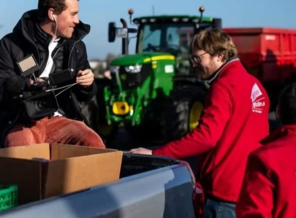 Charles Yzerman : un soutien local, journal à la main